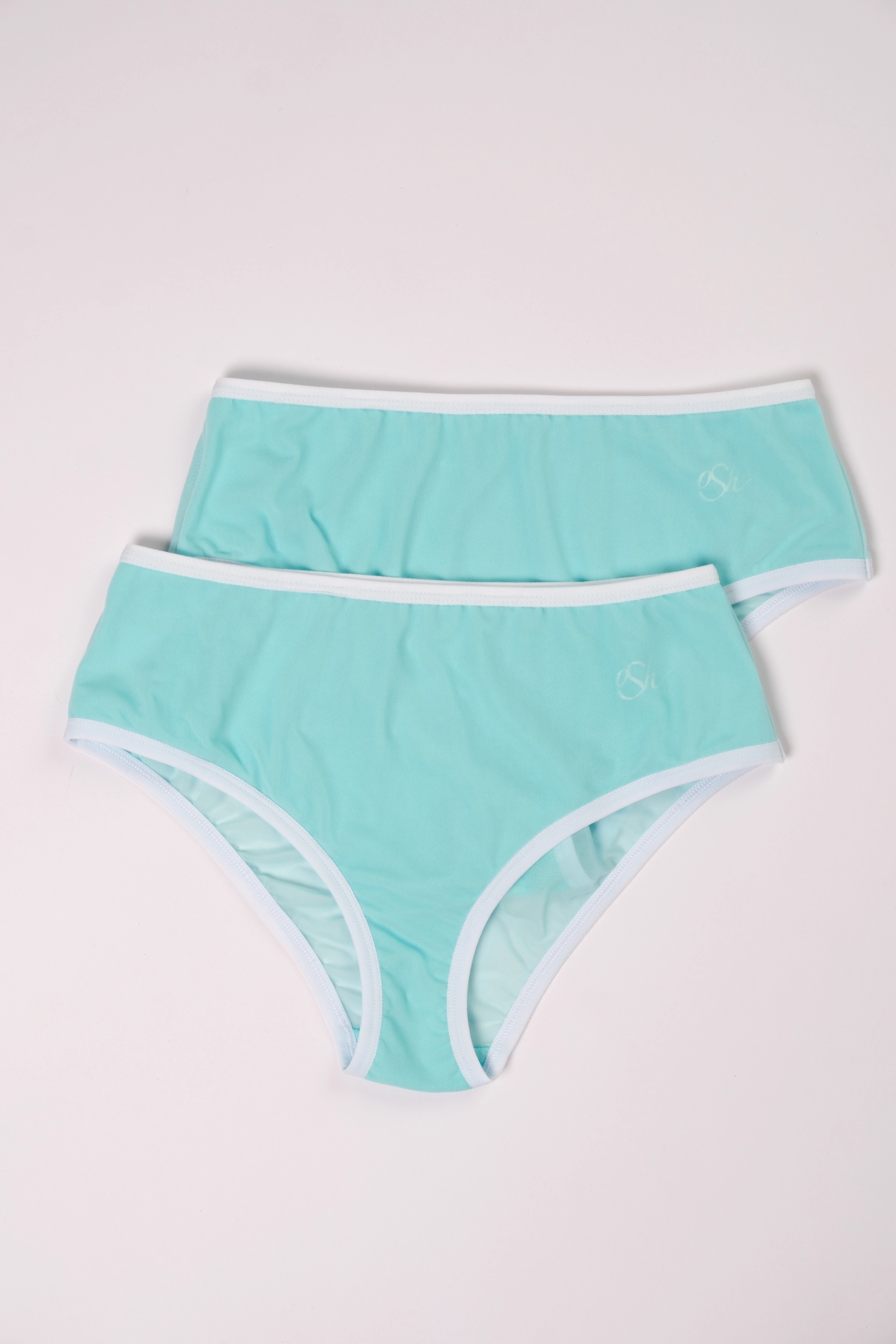 Задняя часть выполнена полностью из сетчатого материала